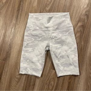 Lululemon Light Gray / White Wunder Under HR Shorts 10" New Tags size 8